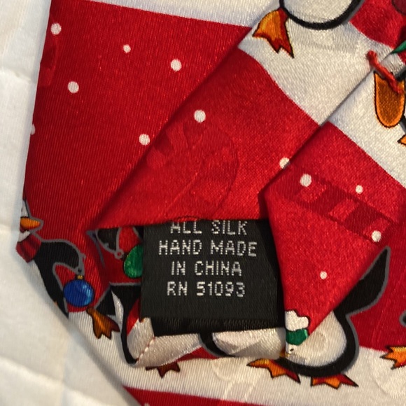 CHRISTMAS SILK TIE PENGUINS DANCING CHRISTMAS GREETINGS by MMG HALLMARK - Picture 4 of 6